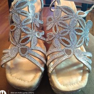 Ladies sparkle sandals size 9 medium worn one time great condition very comforta